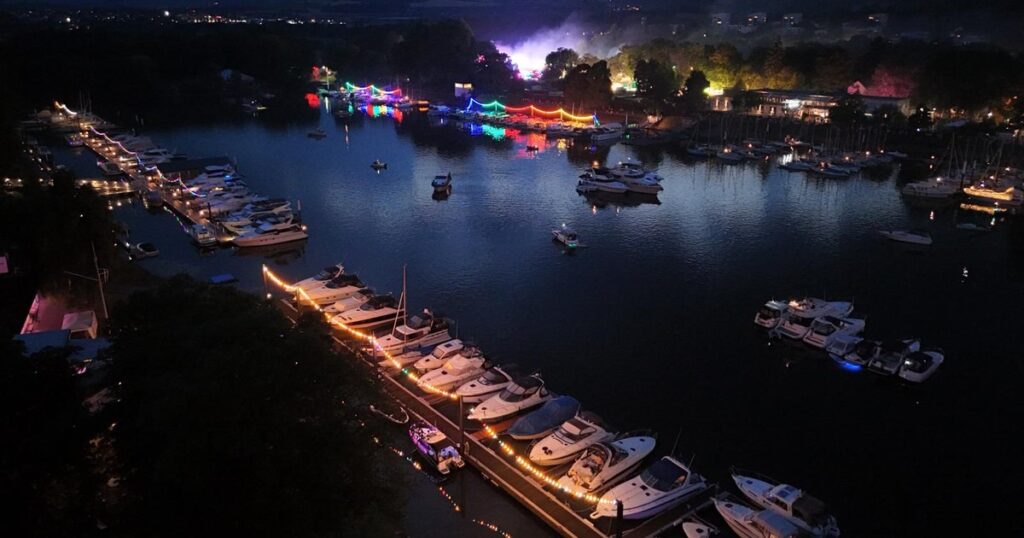 Hafenfest 2025 – Beleuchteter Bootskorso bei Nacht